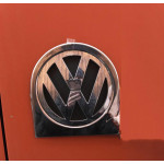 Обводка заднего логотипа Volkswagen Caddy 2004-2010 гг. (нерж)