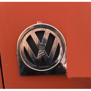 Обводка заднего логотипа Volkswagen Caddy 2004-2010 гг. (нерж)